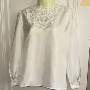 Vintage 80s Casual Corner‎ White Lace Neck Polyester Satin Long Sleeved Blouse